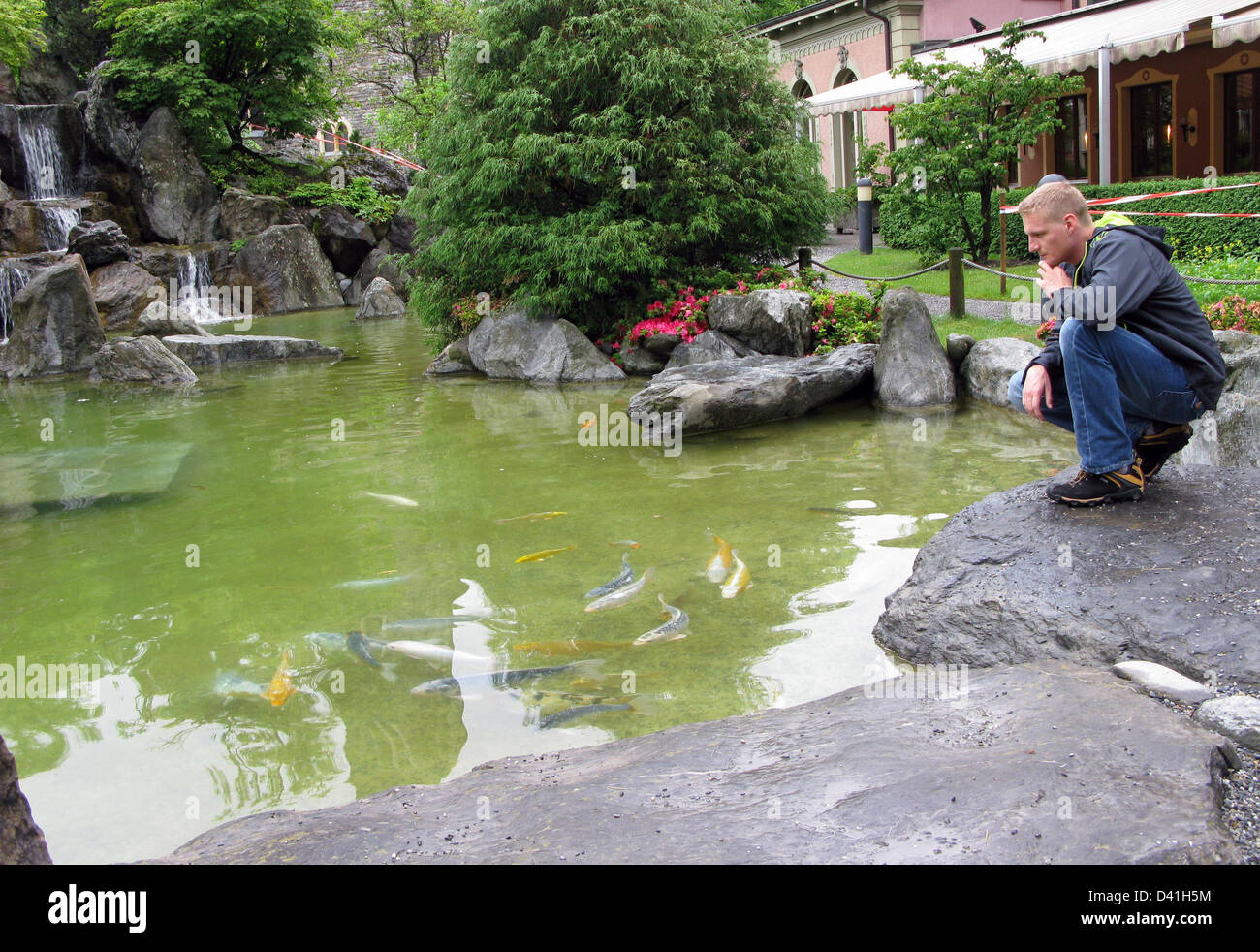 L'homme regardant le lac avec des poissons, Interlaken, Suisse Banque D'Images