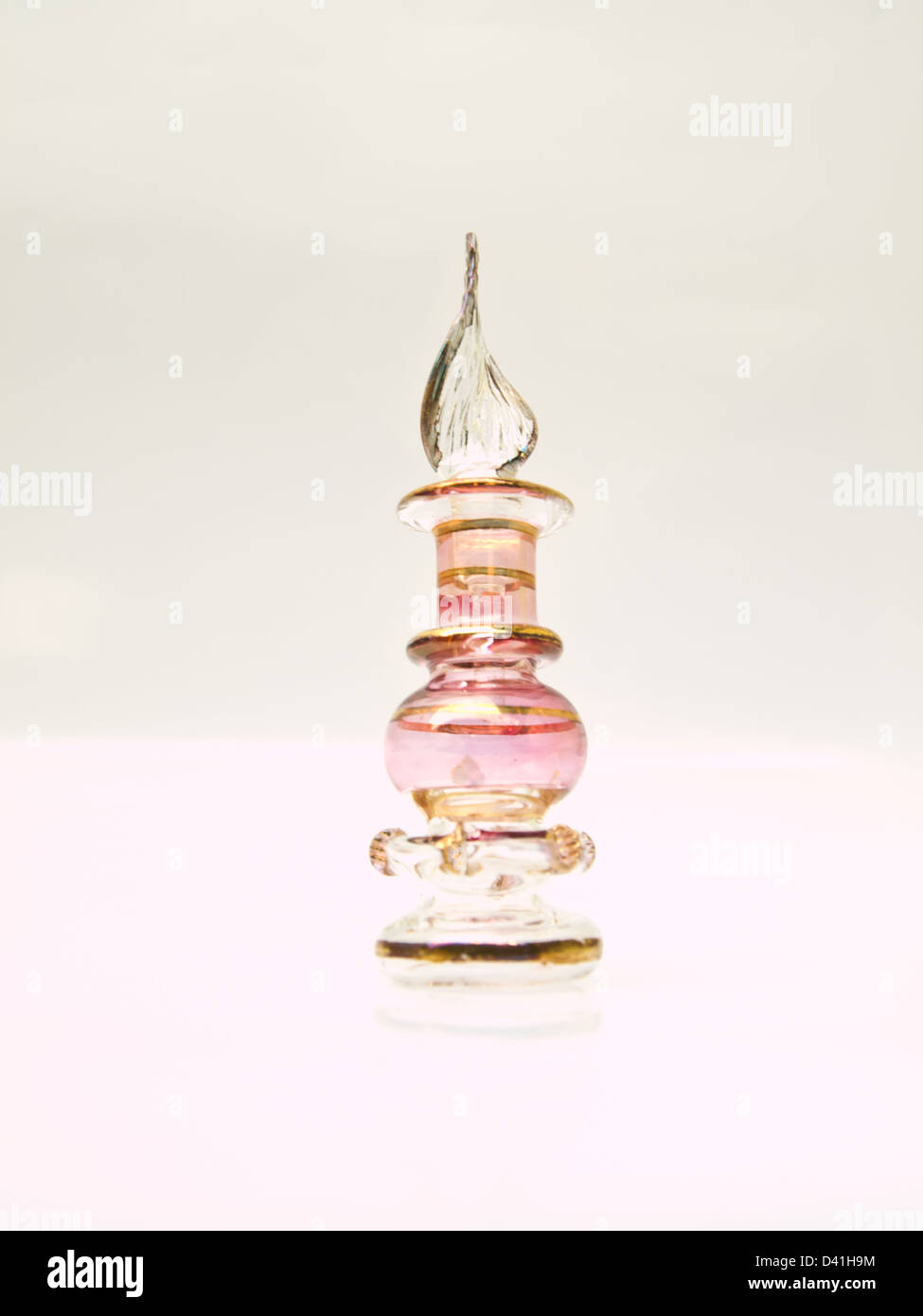 Un flacon de parfum en verre rose miniature d'Egypte Banque D'Images