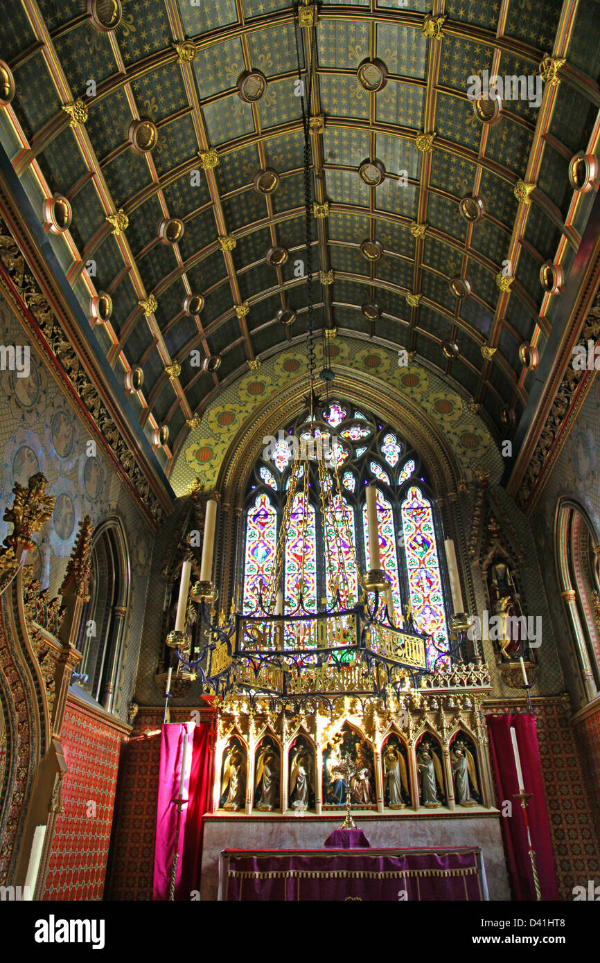 L'autel principal et fenêtre à l'église de St Giles Cheadle Staffordshire personnel conçu par A. Pugin et connu sous le nom de gem Pugins Banque D'Images