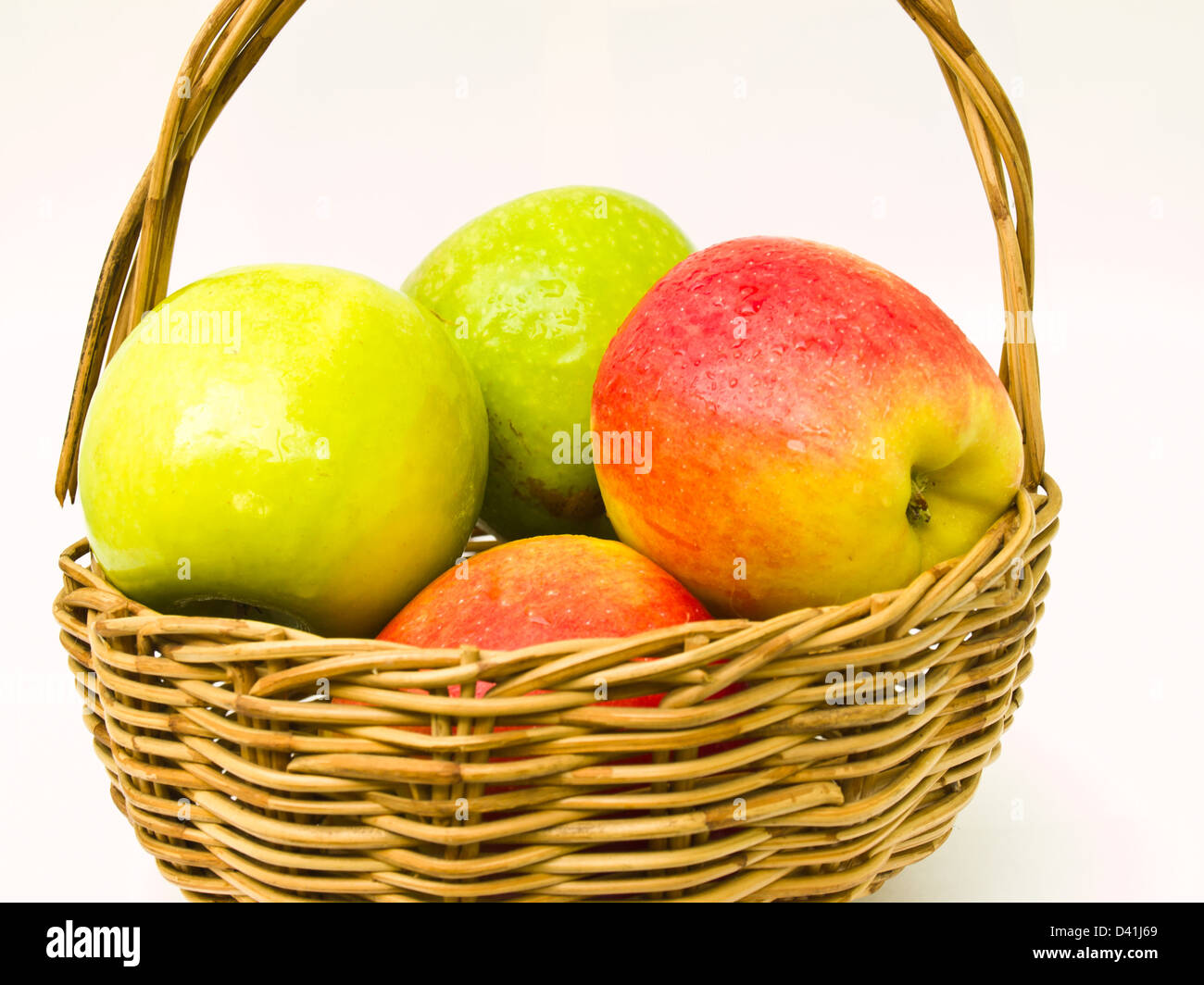 Pommes vertes et rouges dans un panier Banque D'Images Pommes vertes et rouges dans un panier Banque D'Images