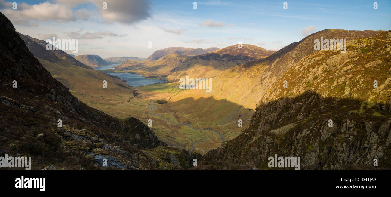 Vue vers le bas de la lande et Crummock Water de meules de foin, Cumbria, Parc National de Lake District, England, UK Banque D'Images