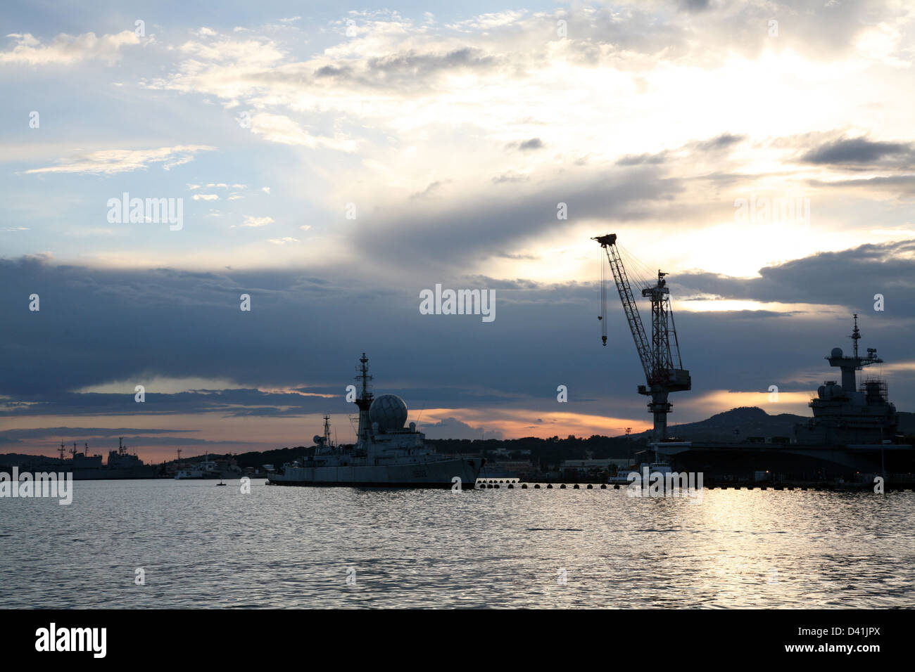 Coucher du soleil dans le port de Toulon en France Banque D'Images