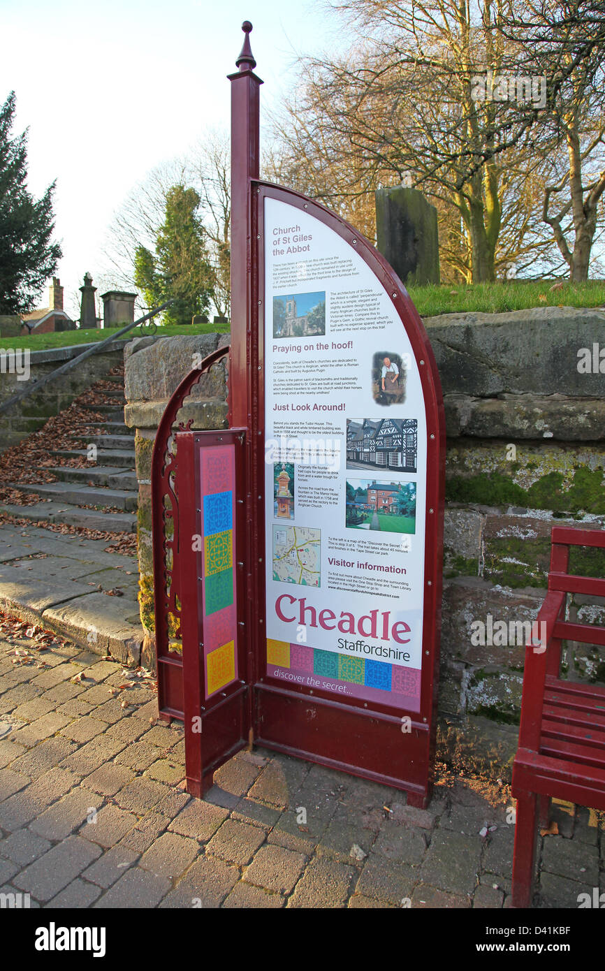 Un panneau d'information à l'extérieur de St Giles l'Abbé église paroissiale à Cheadle Staffordshire England UK Personnel Banque D'Images