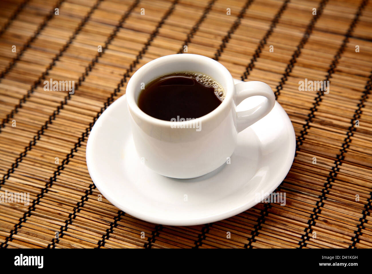 Petite tasse de café noir dans la matinée Photo Stock - Alamy