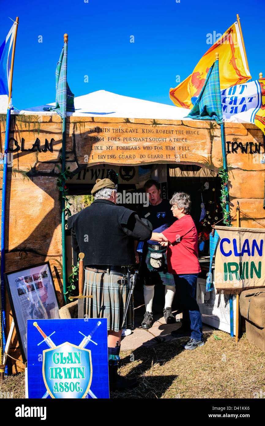 L'homme dans son Tartan Irwin est extérieur la tente familiale au Sarasota Floride Highland Games Banque D'Images