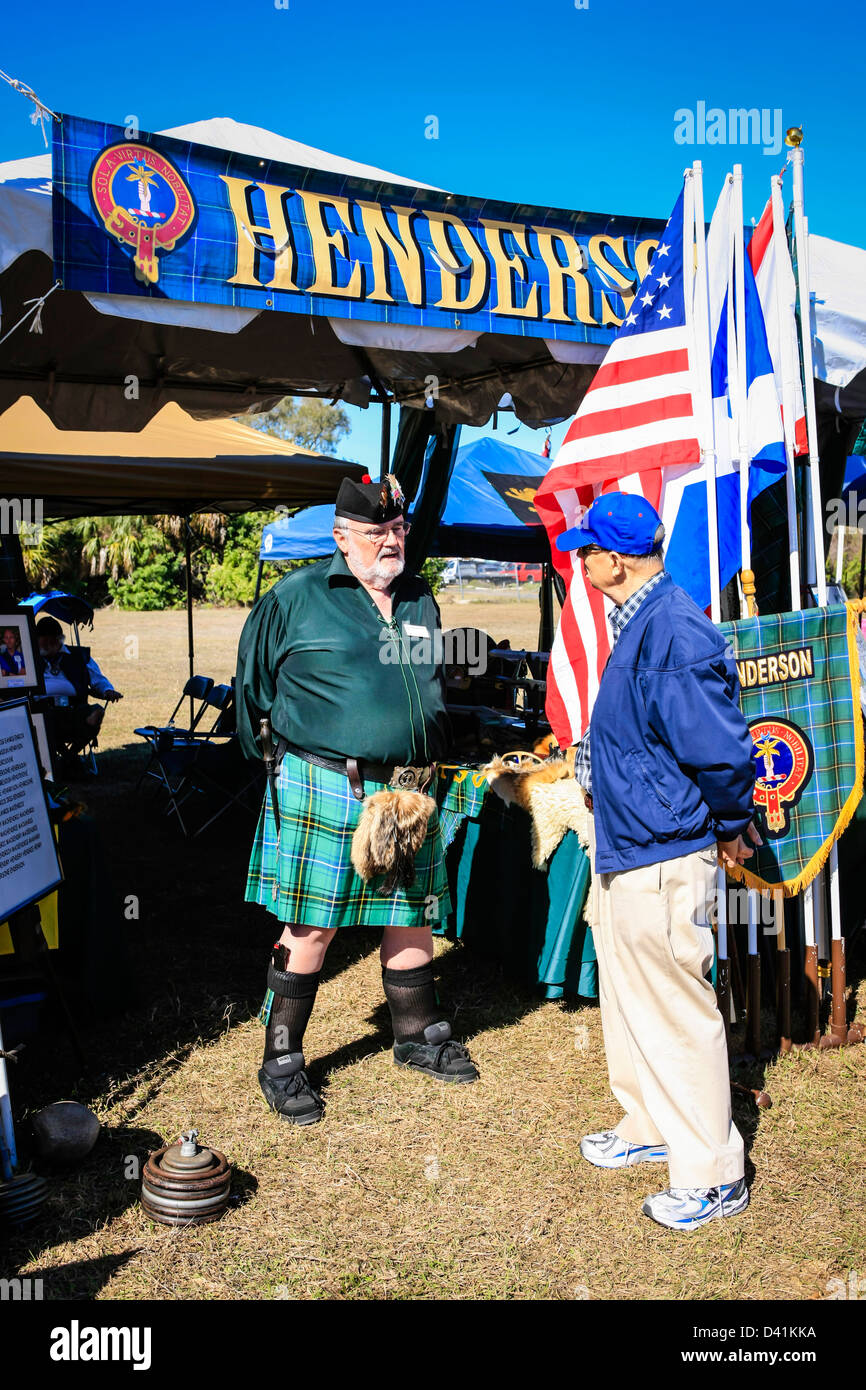 L'homme dans son Tartan Henderson est à l'extérieur de la famille tente au Sarasota Floride Highland Games Banque D'Images