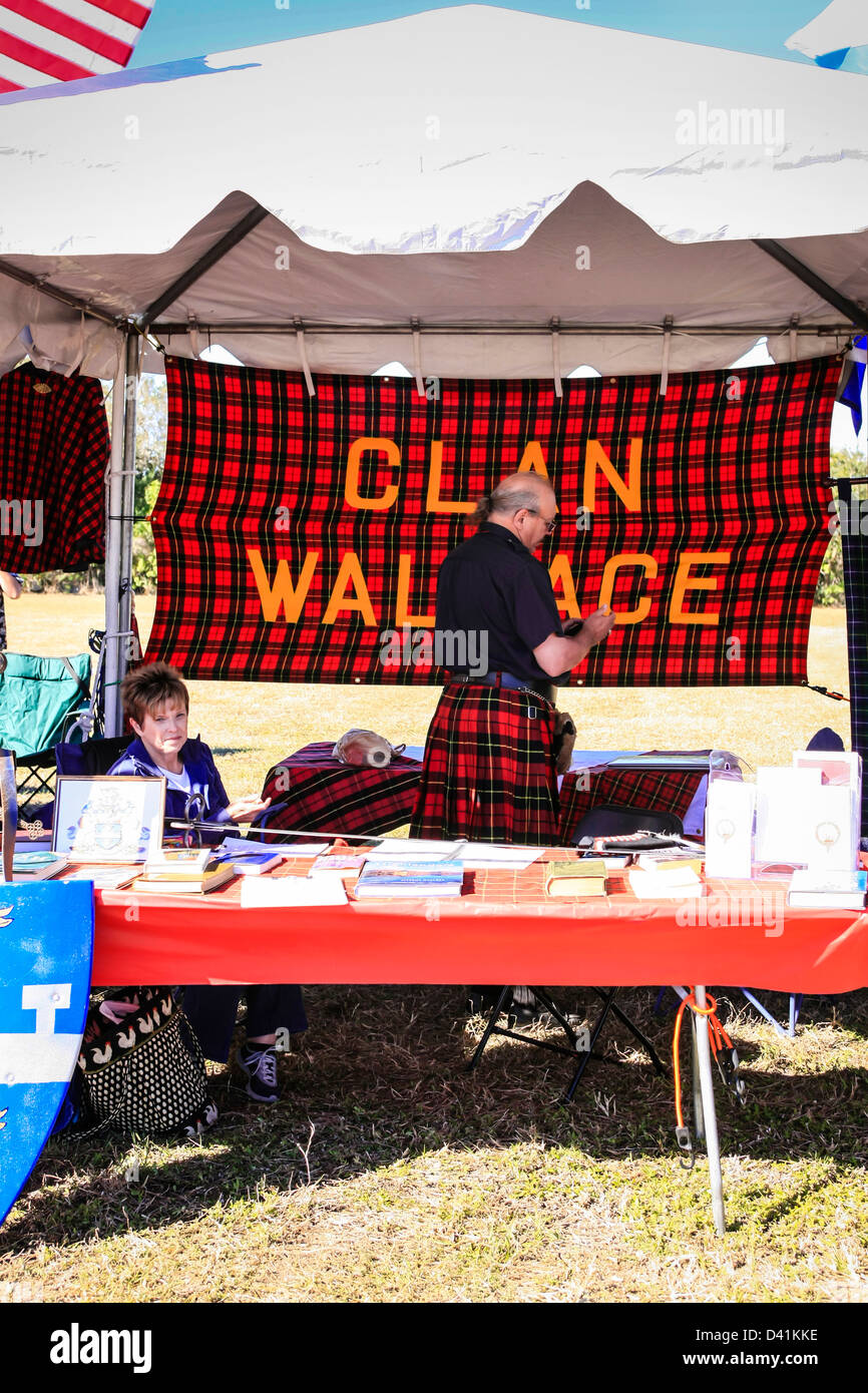 L'homme à son Wallace est à l'intérieur de la famille Tartan tente au Sarasota Floride Highland Games Banque D'Images