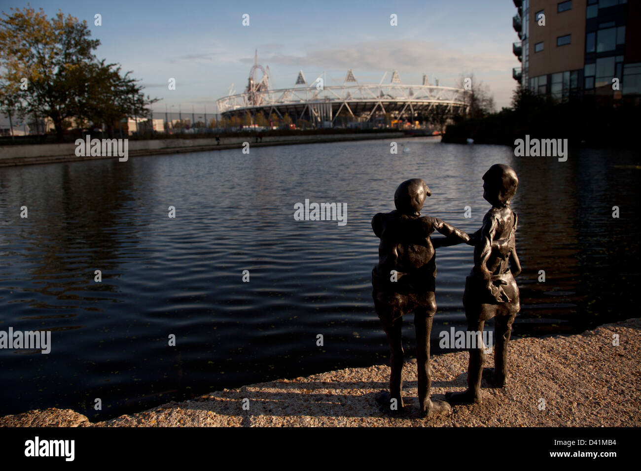 Sculptures à petite échelle donnent sur le Canal de navigation Lea vers le stade olympique de 2012 à Hackney Wick, Londres, Royaume-Uni. Banque D'Images
