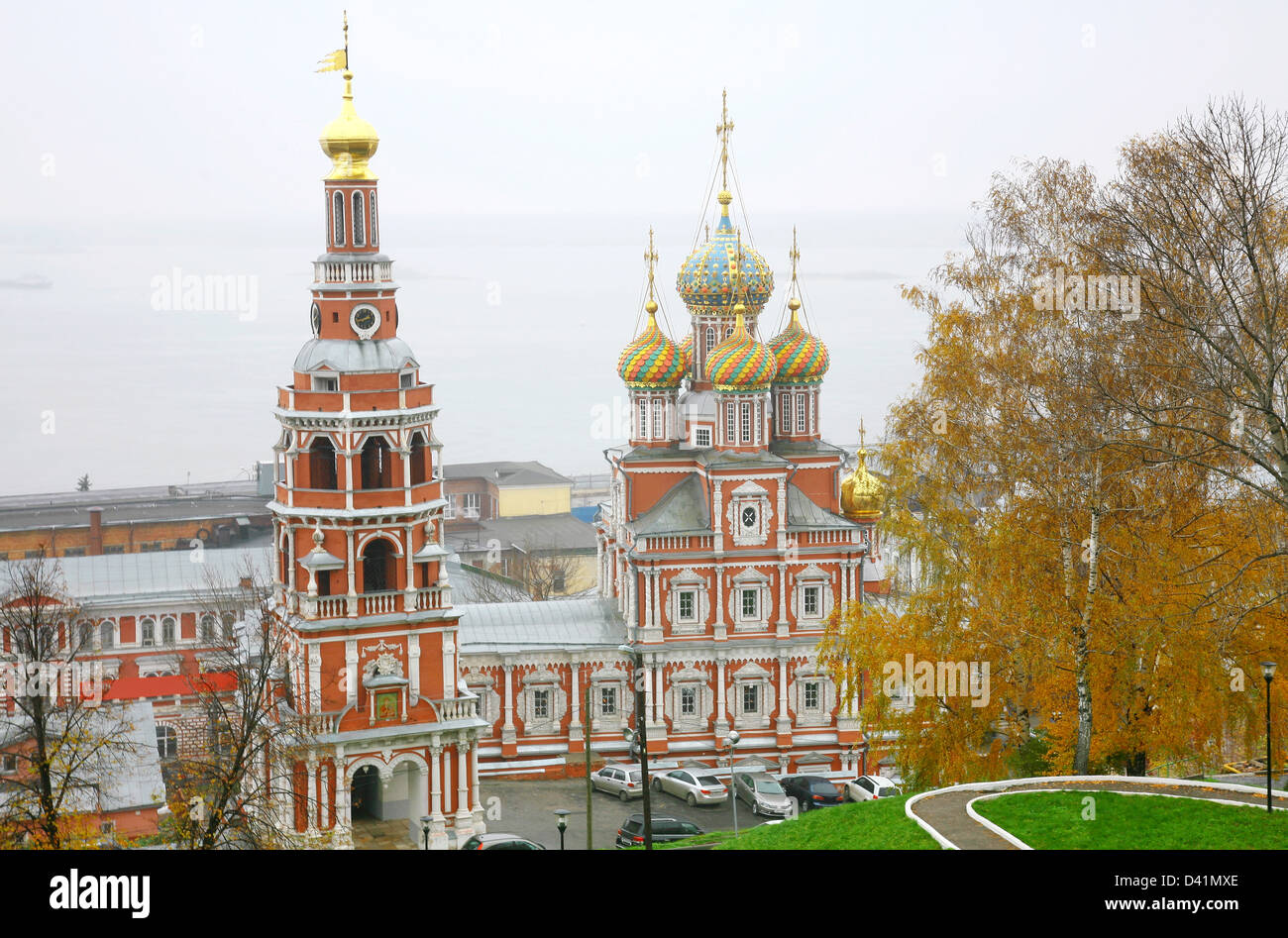 Brouillard d'automne voir l'église Stroganov de Nizhny Novgorod Russie Banque D'Images