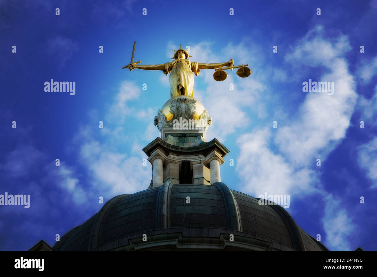 Dame justice sur la partie supérieure de l'Old Bailey à Londres, Angleterre, traités Photoshop effet Lomo. Banque D'Images