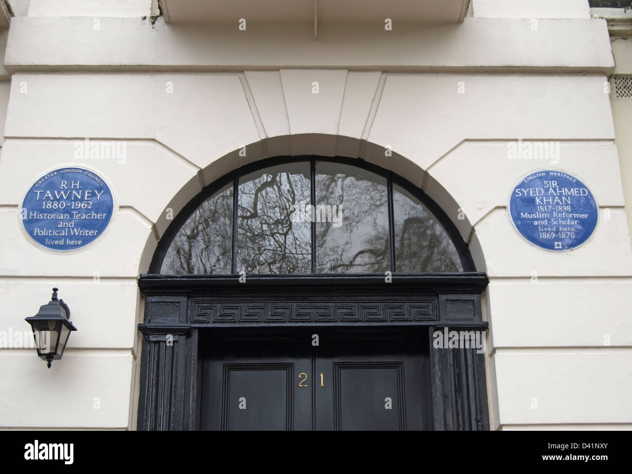 Entrée de maison sur mecklenburgh Square, Londres, avec deux plaques de marquage bleu, maisons de rh tawney et Sir Syed Ahmed Khan Banque D'Images