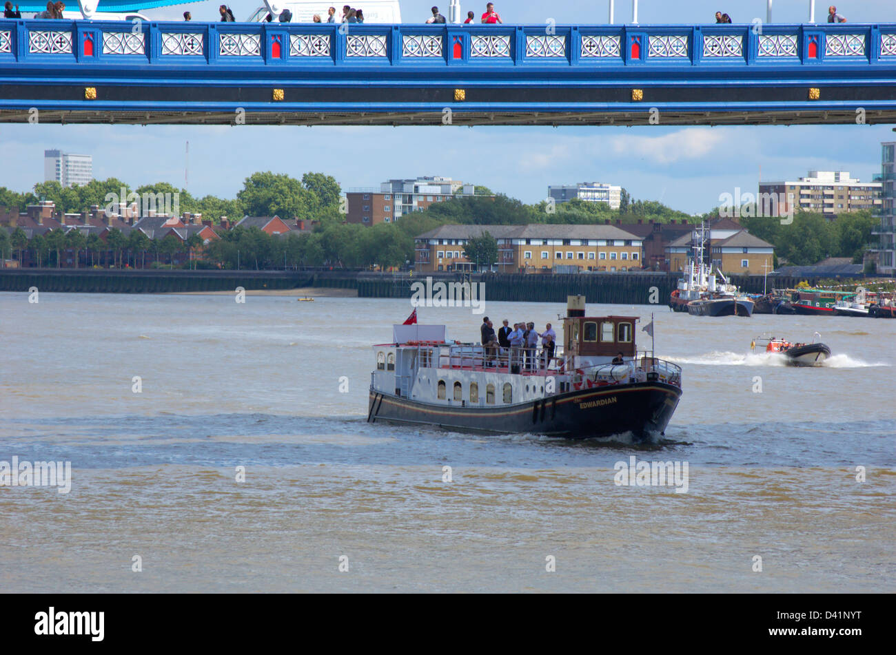 Bateau passant sous le Tower Bridge à Londres, Angleterre Banque D'Images