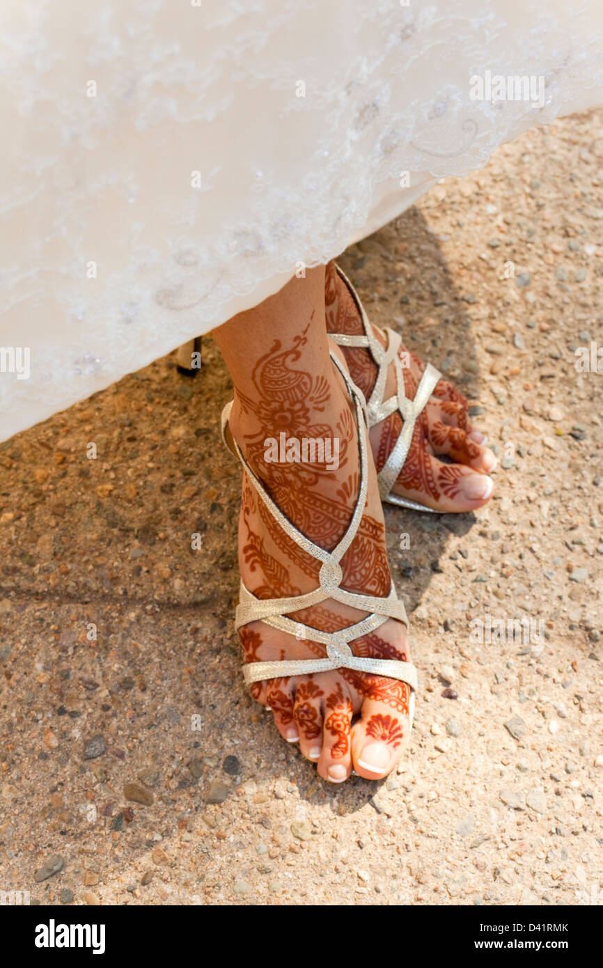 La conception, l'art corporel au henné, mariée, pieds, chaussures Banque D'Images
