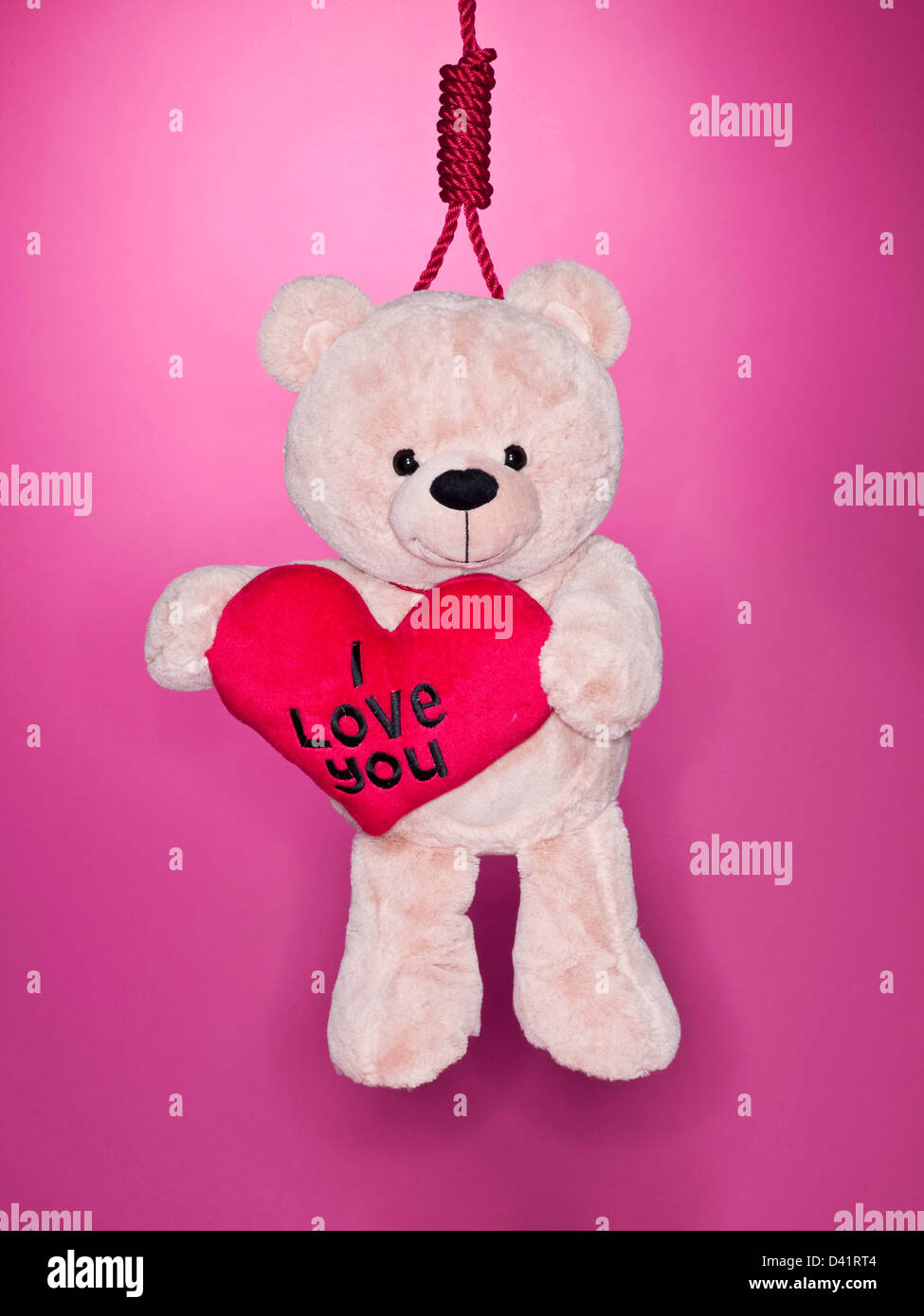 Ours holding love heart avec noeud coulant autour du cou Banque D'Images