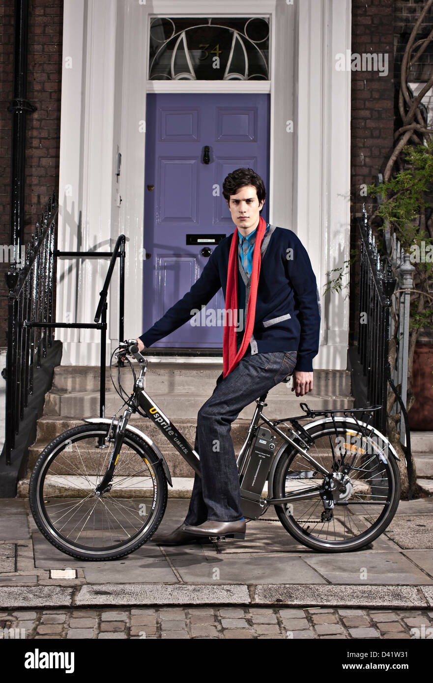 L'homme se tient à vélo électrique, London, UK Banque D'Images
