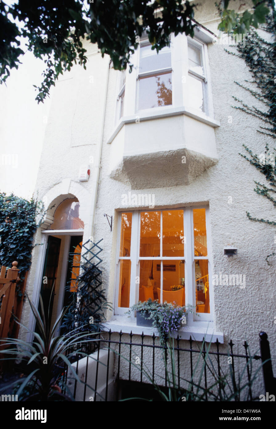 Fenêtre en baie au-dessus de la fenêtre éclairée sur galets peint en blanc-tiret semi-detached townhouse Banque D'Images