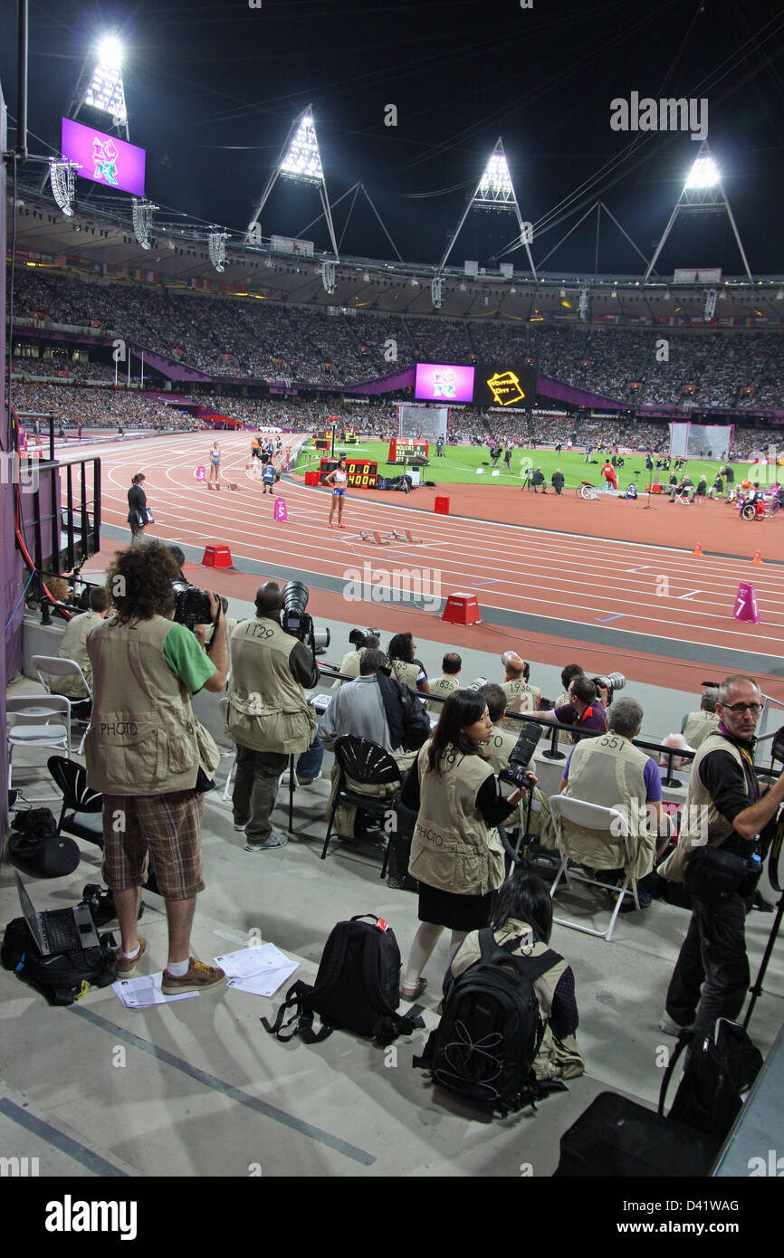 Vue depuis le salon des photographes dans le stade olympique au Jeux Paralympiques de Londres 2012. Banque D'Images