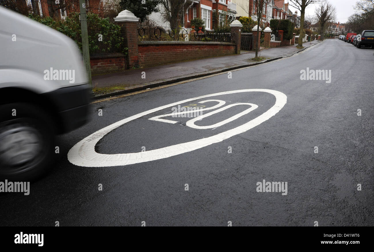 Van de la conduite sur l'un de la nouvelle limite de vitesse de 20 mi/h signalisation panneaux dans Brighton UK Banque D'Images