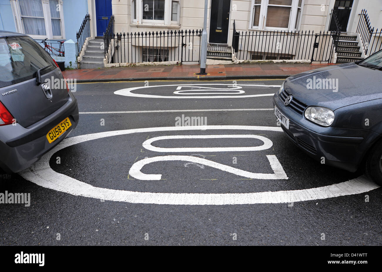 Nouveau 20 mph, des panneaux ont été peints sur les routes de Brighton qu'une nouvelle limite de vitesse est introduit Banque D'Images