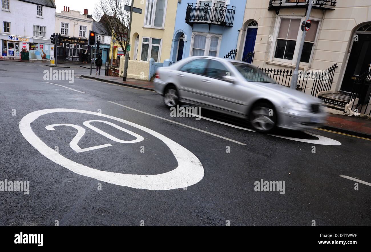 Nouveau 20 mph, des panneaux ont été peints sur les routes de Brighton qu'une nouvelle limite de vitesse est introduit Banque D'Images