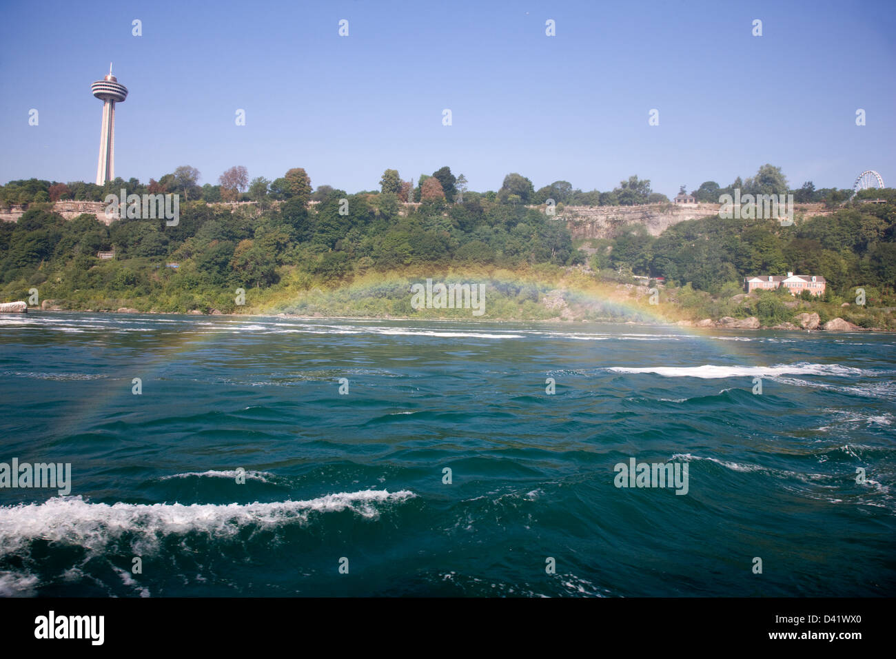 Rainbow causé par la brume sur la rivière à Niagara Falls, Canada Banque D'Images