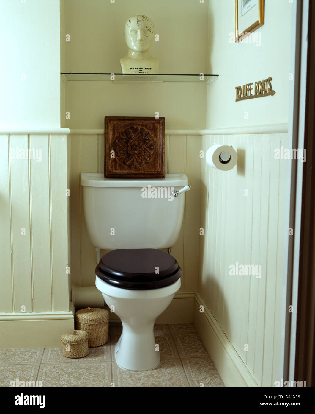 La phrénologie tête sur une étagère en verre au-dessus de toilettes avec  sculpture en bois sur une citerne en langue maternelle +salle de bains  lambrissée groove Photo Stock - Alamy