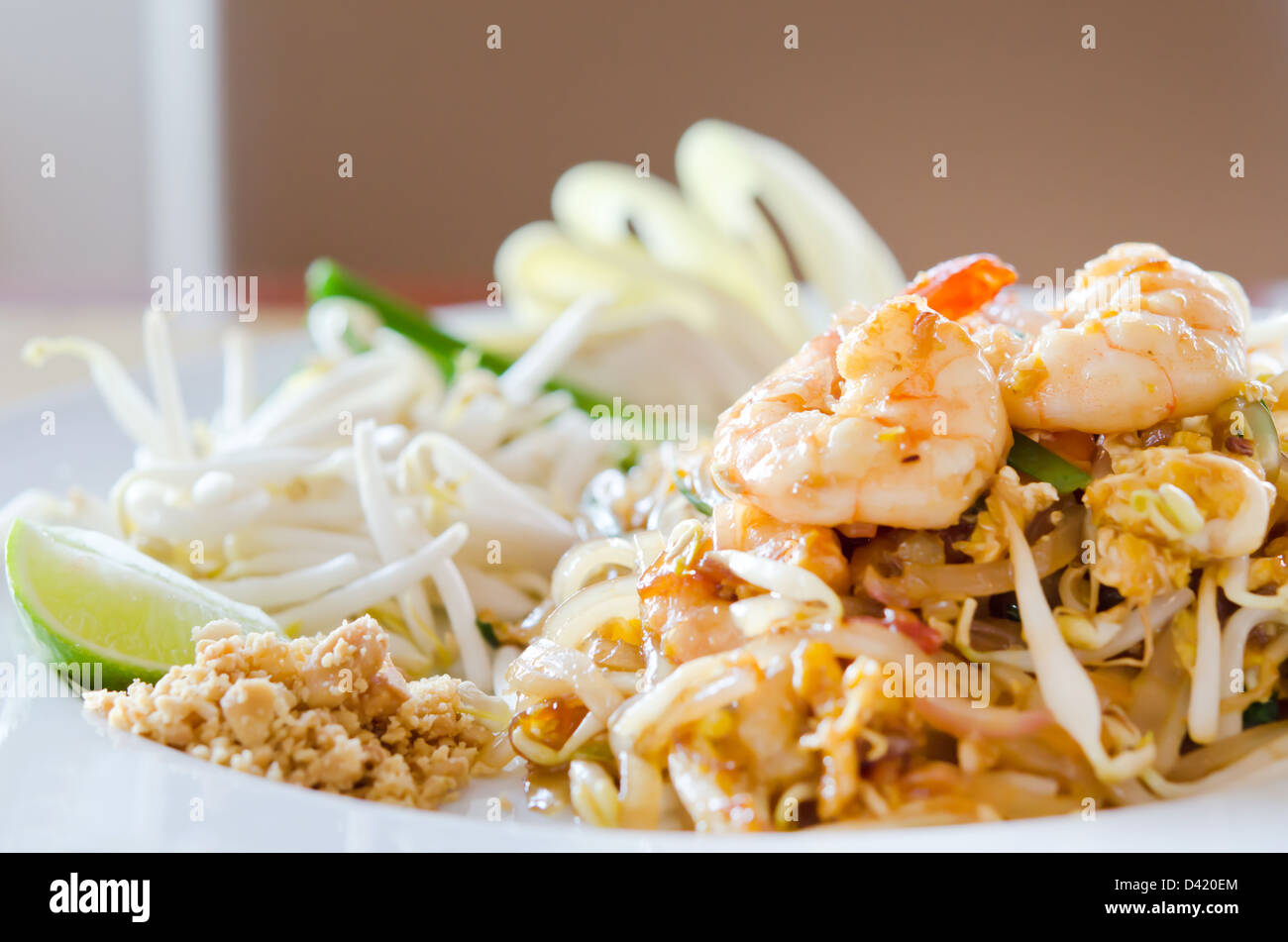 Propose de la cuisine thaïlandaise , nouilles sautés aux crevettes , œuf et de légumes Banque D'Images