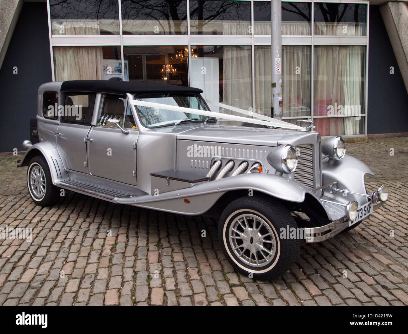 Voiture de mariage bordeaux sur un quai, le port de Bristol. Une porte  quatre Beaford, basée sur la Ford Sierra Photo Stock - Alamy