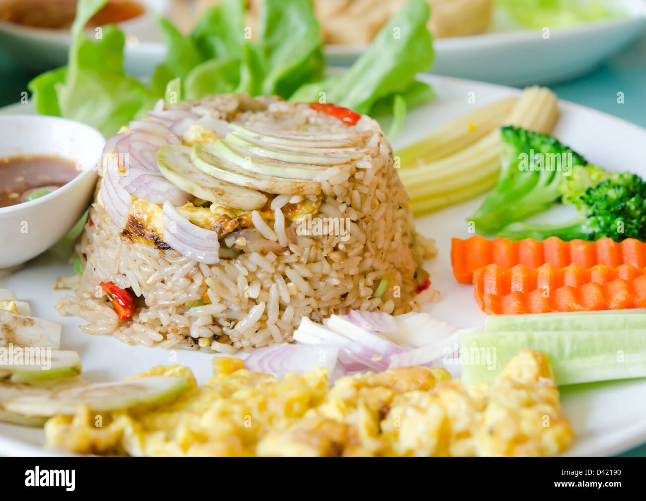 Mélanger le riz cuit avec sauce à la pâte de crevettes , œuf frit et légumes frais sucré et épicé. Banque D'Images