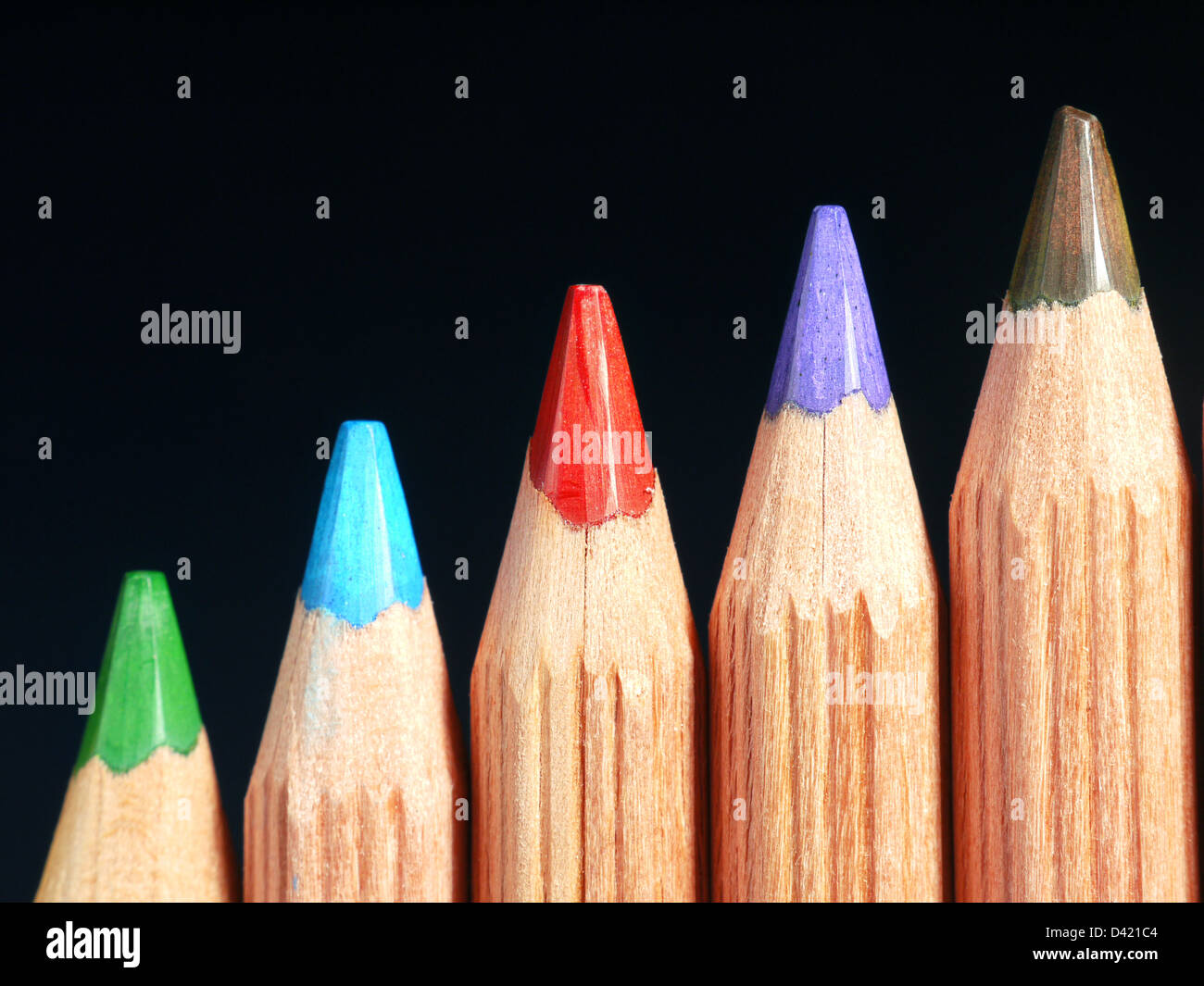 Libre de la rangée de crayons en bois coloré tourné sur fond noir Banque D'Images
