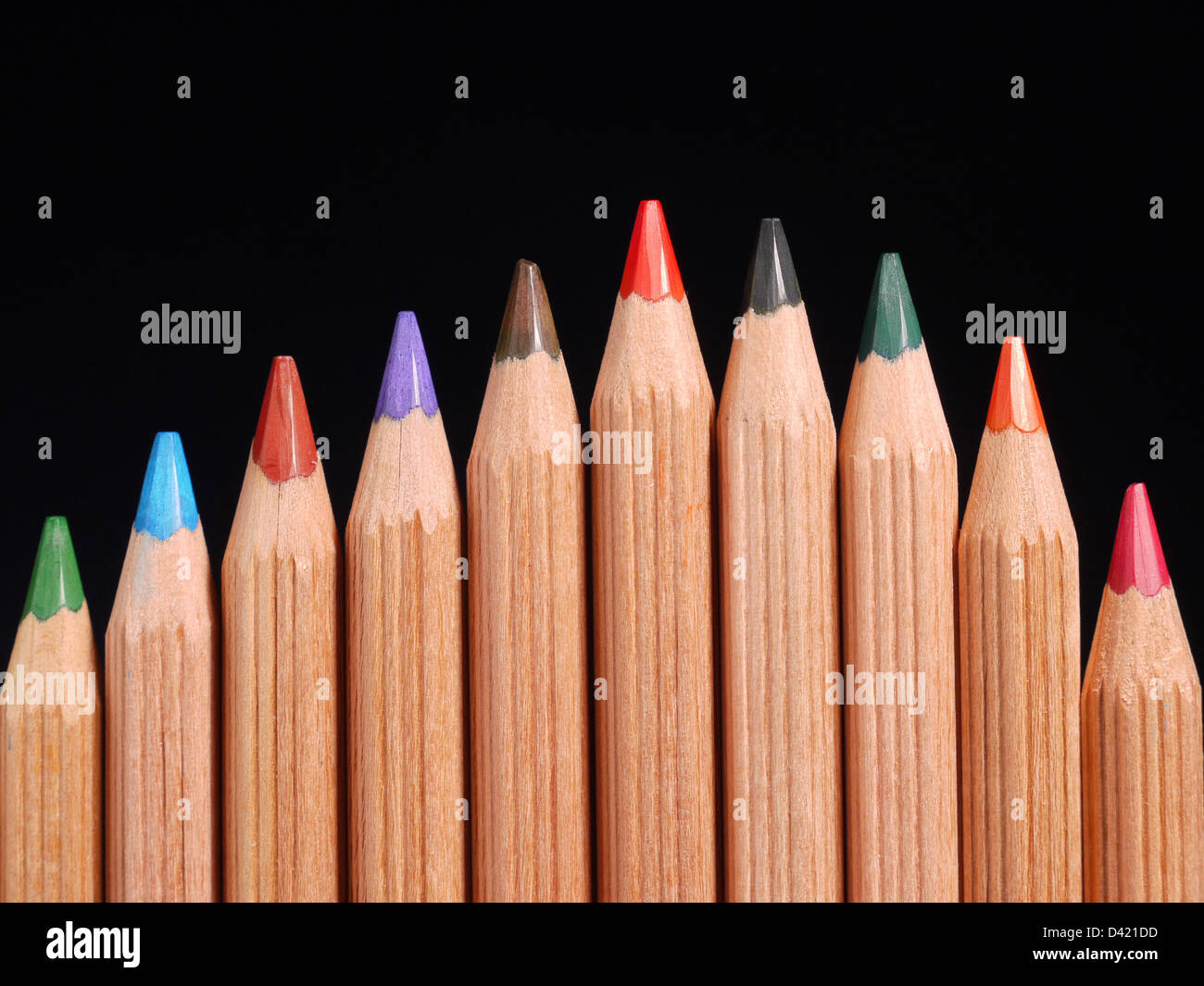 Libre de la rangée de crayons en bois coloré tourné sur fond noir Banque D'Images