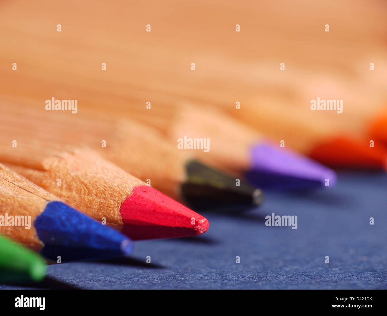 Gros plan sélectif tourné de crayons en bois coloré Banque D'Images