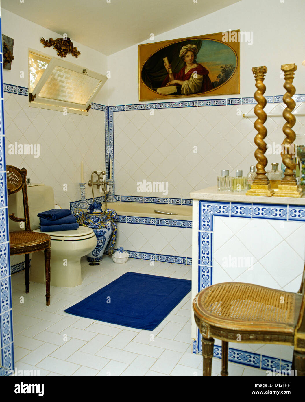 Sol carrelé blanc +bleu à la frontière portugaise salle de bains avec  carrelage blanc mat bleu sur blanc, carrelage et peinture au-dessus de  baignoire Photo Stock - Alamy