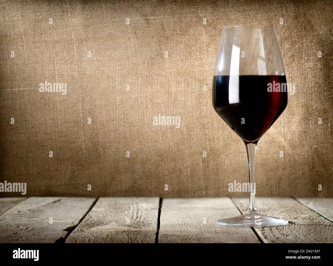 Verre de vin rouge sur la table en bois Banque D'Images