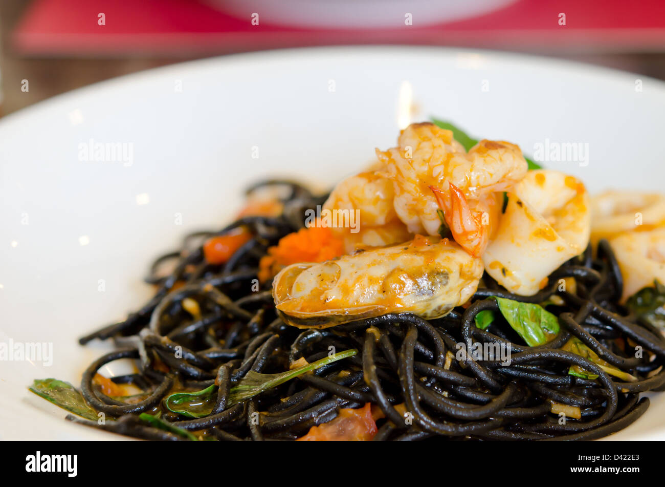 Spaghetti aux moules vert noir , les oeufs de poissons et de crevettes Banque D'Images