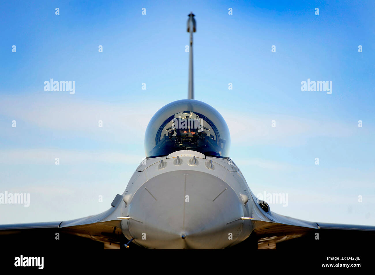 Un pilote de l'US Air Force se trouve dans le poste de pilotage de son F-16 Fighting Falcon avant de décoller au cours de la première journée de l'exercice Red Flag 25 février 2013 à Nellis Air Force Base, au Nevada. Banque D'Images