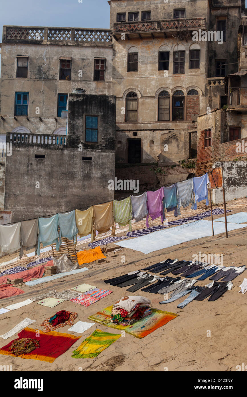 Lave-linge séchant sur les ghats de Varanasi, Inde Banque D'Images