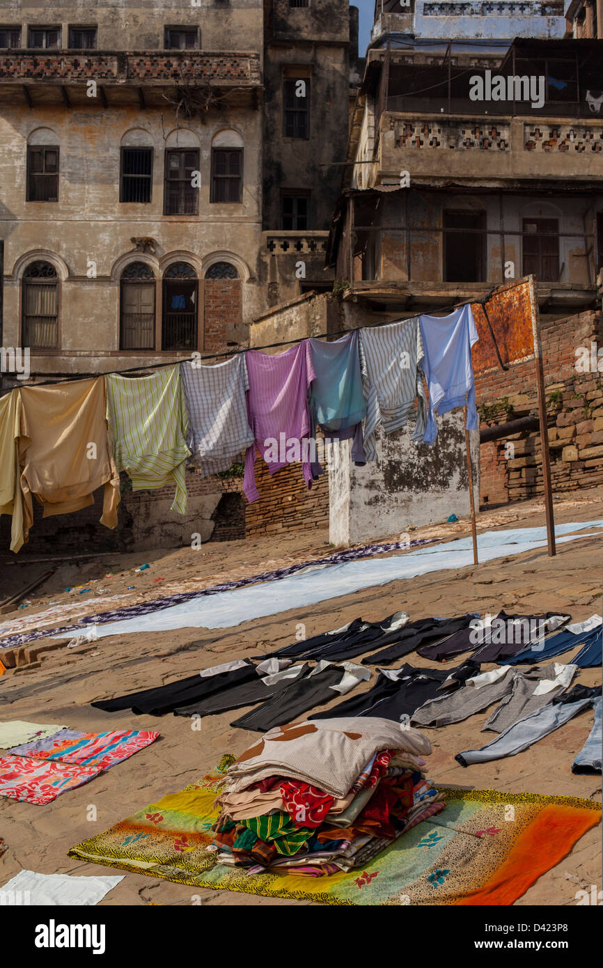 Lave-linge séchant sur les ghats de Varanasi, Inde Banque D'Images
