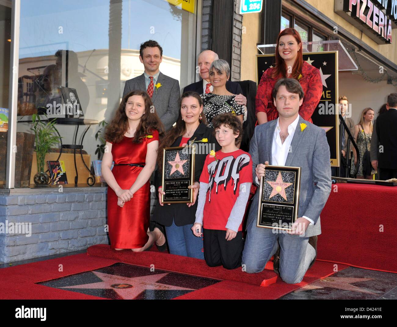 Maria Burton, Michael Sheen, David Rowe Beddoe, Morgan Ritchie, Charlotte Ritchie, Liza Todd Tivey à la cérémonie d'intronisation pour l'étoile sur le Hollywood Walk of Fame pour Richard Burton, Hollywood Boulevard, Los Angeles, CA 1 mars 2013. Photo par : Elizabeth Goodenough/Everett Collection Banque D'Images