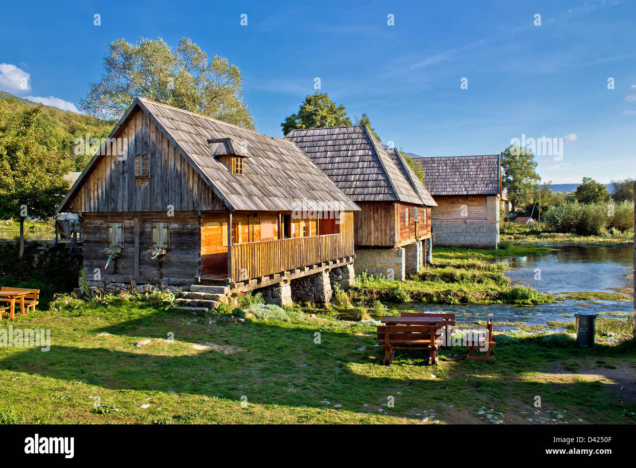 Vieux village historique avec chalets en bois sur la Gacka source, Majerovo vrilo, Lika, Croatie Banque D'Images