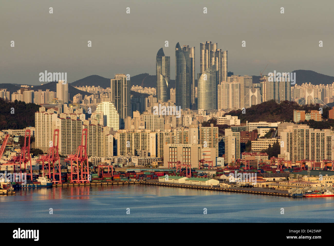Busan Metropolitan City panorama à partir de la tour de Busan à Parc Yongdusan Banque D'Images