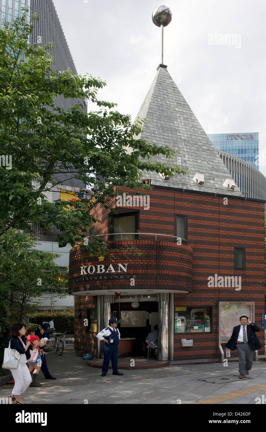 Agent de police aux portes d'une poste de quartier appelé un 'koban' (police fort) sur un coin à Ginza, Tokyo Banque D'Images