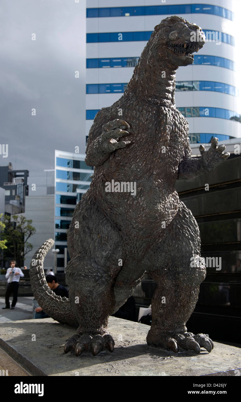 Statue en bronze de Godzilla, de créature star de cinéma des années 50, est assis sur un piédestal à Hibiya district cinéma à Tokyo. Banque D'Images