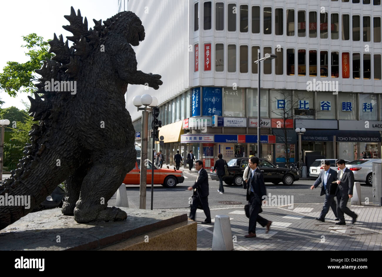 Statue en bronze de Godzilla, de créature movie star de 1954, se trouve sur un piédestal à Hibiya district cinéma à Tokyo. Banque D'Images