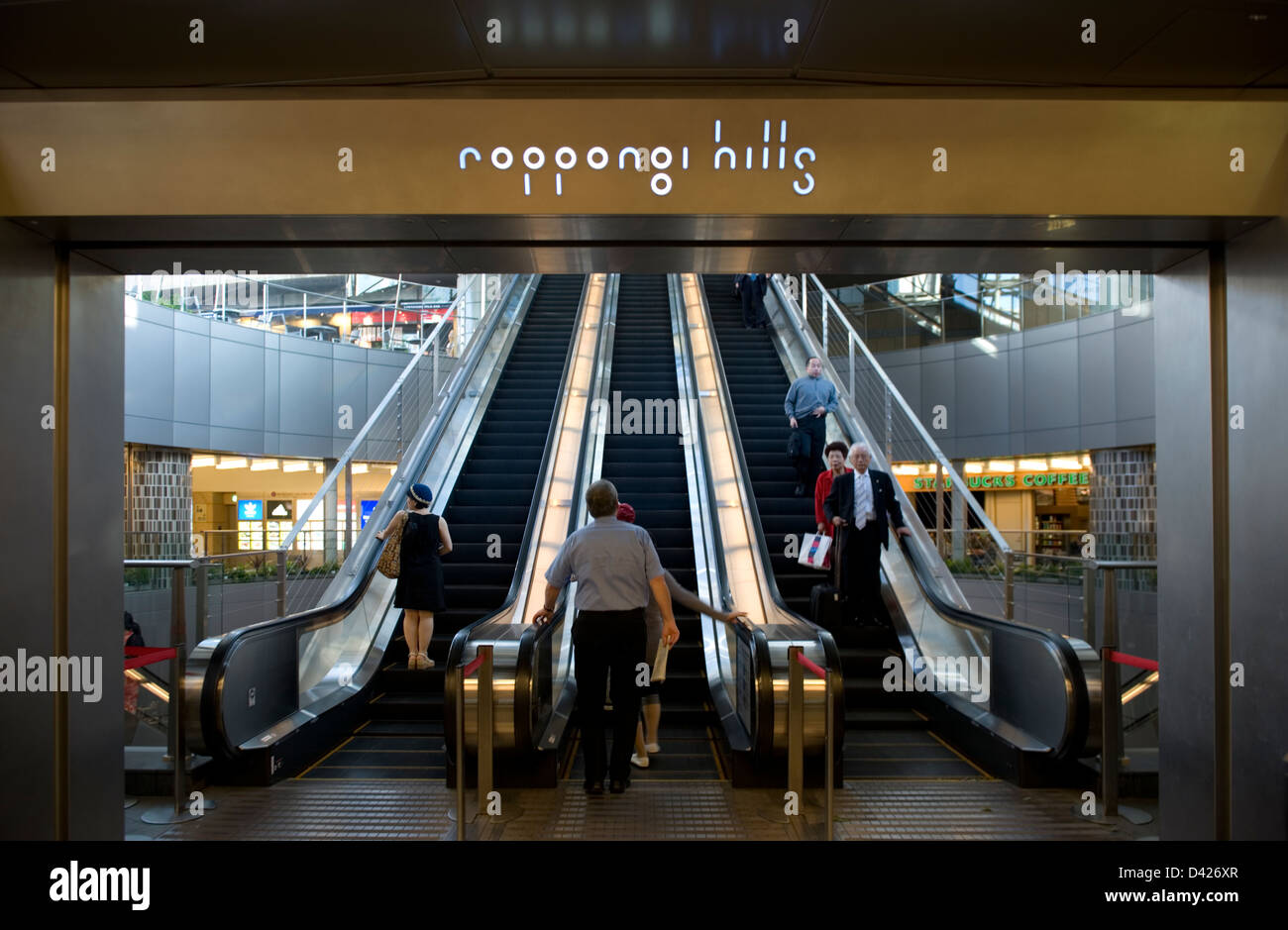 Escalator menant de la station de métro jusqu'à Plaza à Roppongi Hills haut complexe résidentiel et commercial au centre-ville de Tokyo. Banque D'Images