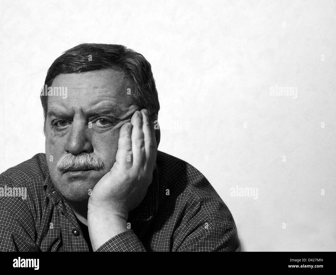 Homme triste d'âge moyen, noir et blanc Banque D'Images