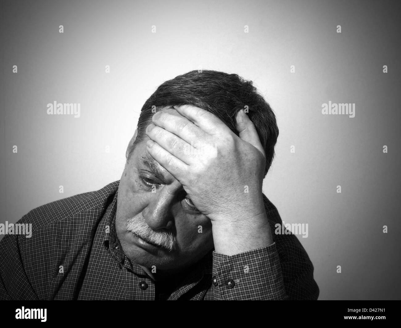 Homme Triste D Age Moyen Noir Et Blanc Photo Stock Alamy