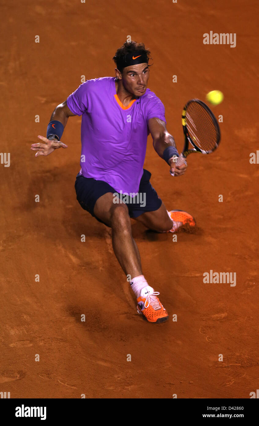 Acapulco, Mexique, Tennis Open 2013 - Jour 5 demi-finale, Rafael Nadal de l'Espagne les diapositives pour frapper une balle contre Nicolás Almagro de l'Espagne. Banque D'Images