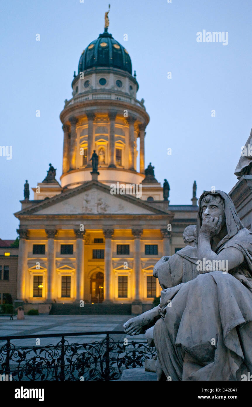 Berlin, Allemagne, Cathédrale française et détail de la Schiller monument au Gendarmenmarkt Banque D'Images