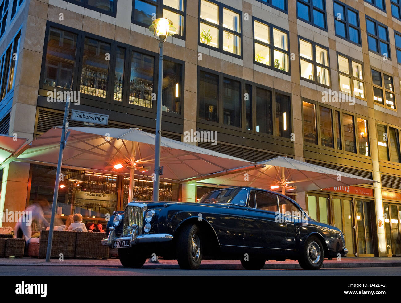 Berlin, Allemagne, la voiture classique avant Newton Bar Banque D'Images